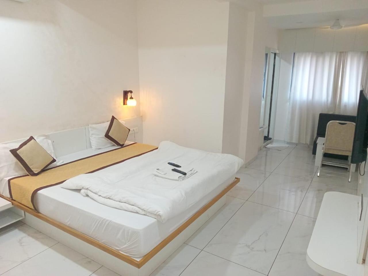 Hotel Crossview Palanpur Ngoại thất bức ảnh